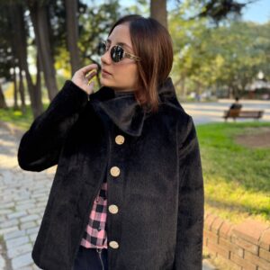 Gold Düğme Detaylı Fiyonk Yaka Kürk Ceket-Siyah