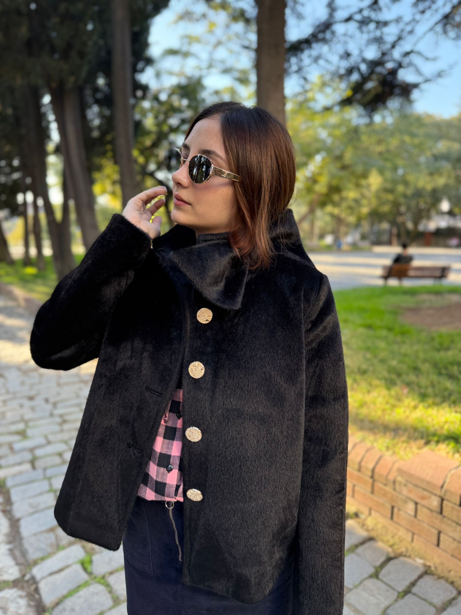 Gold Düğme Detaylı Fiyonk Yaka Kürk Ceket-Siyah