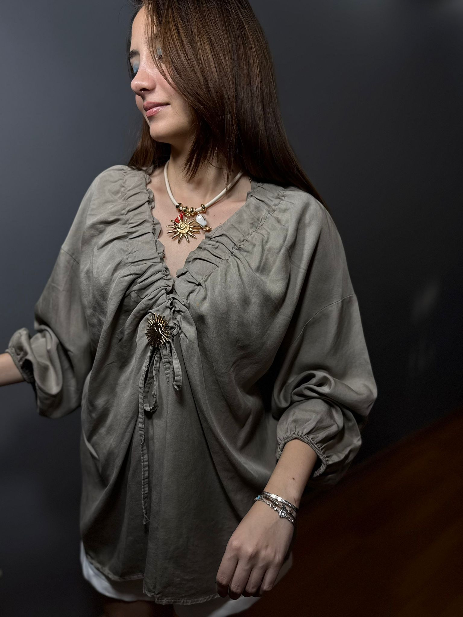 Güneş Broşlu İthal Bluz - Görsel 4