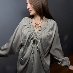 Güneş Broşlu İthal Bluz