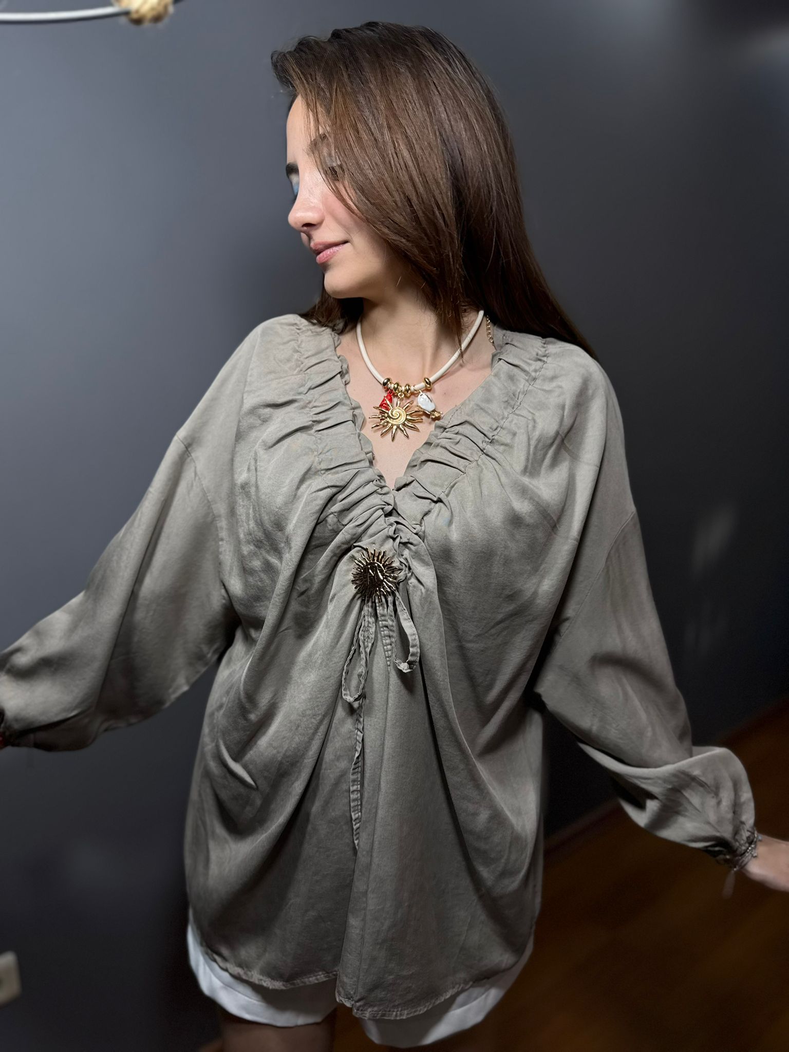 Güneş Broşlu İthal Bluz