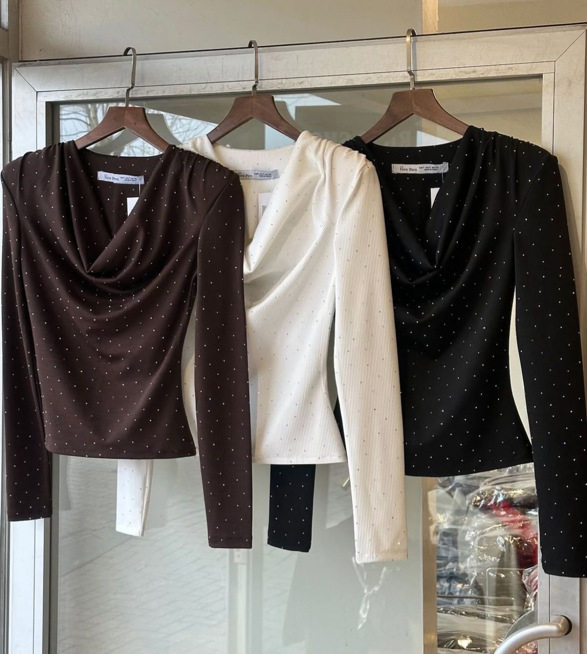 Taşlı Bel Detaylı Degaje Yaka Kadın Bluz – Şık ve Zarif Fit Kesim -KAHVE - Görsel 5